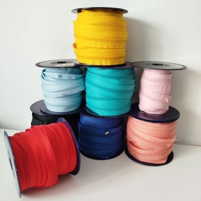 Rolos de fita colorida empilhados sobre fundo branco