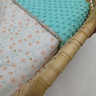 Berço de verga com colchão e almofada azul texturizada