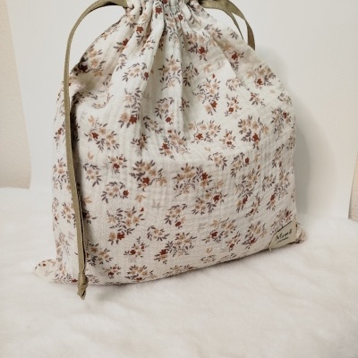 Saco de tecido floral com fecho por cordão verde oliva