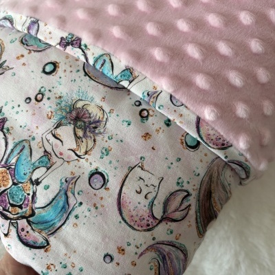 Manta dupla lado rosa macio com bolinhas e lado branco com padrão de sereias coloridas