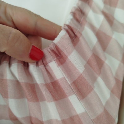 Tecido rosa e branco com elástico e costura