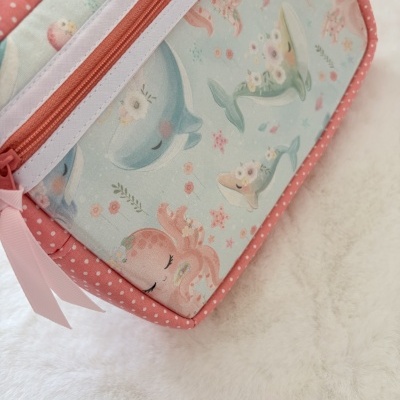 Carteira ou bolsa infantil com padrão de golfinhos e polvo em tecido cor-de-rosa com bolinhas