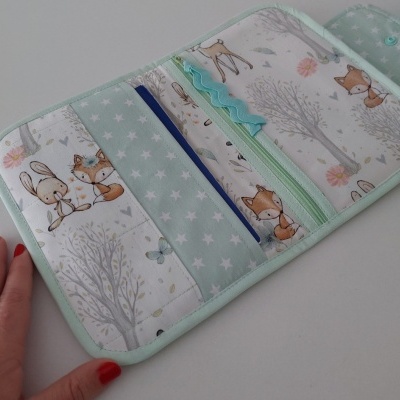 Carteira de tecido estampada com coelho, raposa e árvores em tons pastel