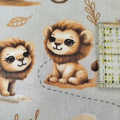 Tecido cinzento com padrão de leõezinhos castanhos e folhas alaranjadas