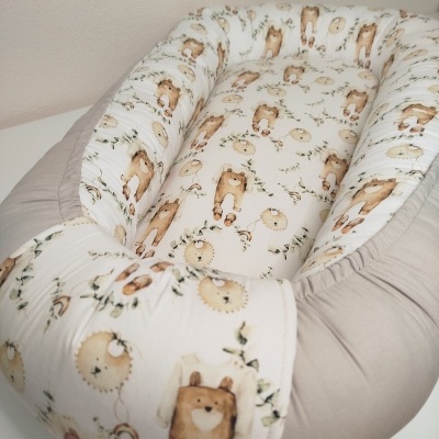 Ninho de bebé com padrão de ursos e leões em tecido bege e branco