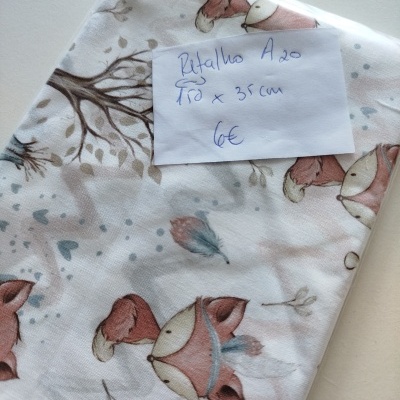 Retalho de tecido branco com padrão de raposas e folhas e etiqueta com preço