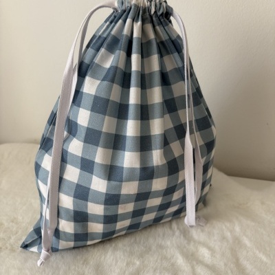 Mala saco de tecido xadrez azul e branco