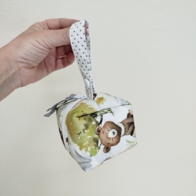 Saco de tecido infantil com estampa de urso e folhas, com alça de tecido branco com pontos pretos