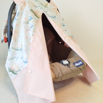 Cadeira de bebé Chicco com tecido cobridor estampado de baleias e flores