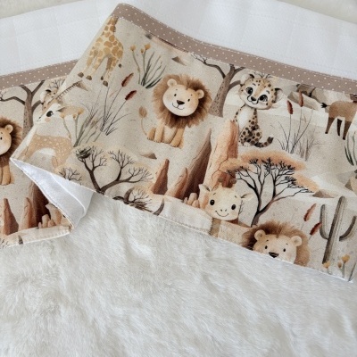 Cobertor branco com barra decorativa e desenhos de animais da savana