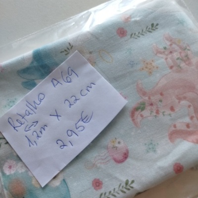 tecido branco com padrão de animais marinhos coloridos em embalagem plástica