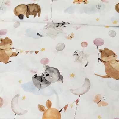 Tecido branco com padrão infantil de animais e nuvens em tons pastel