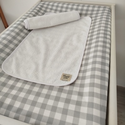 Base de muda xadrez cinza e branco com toalha branca de algodão com etiqueta Mamã pintinho