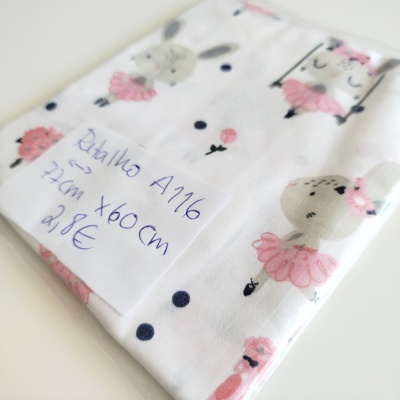 Tecido com padrão de coelhinhos e flores, rótulo com medida e preço