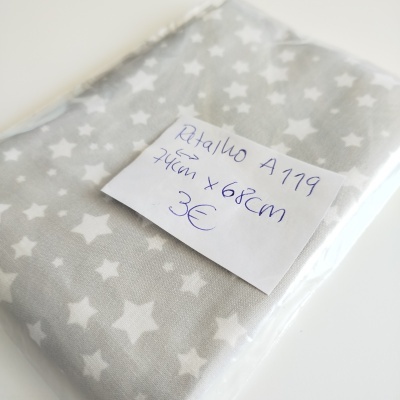 Tecido cinzento com estrelas brancas embalado com etiqueta manuscrita