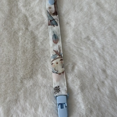 Clips pacifier holder com padrão de passarinho e folhas em tecido branco com fecho azul