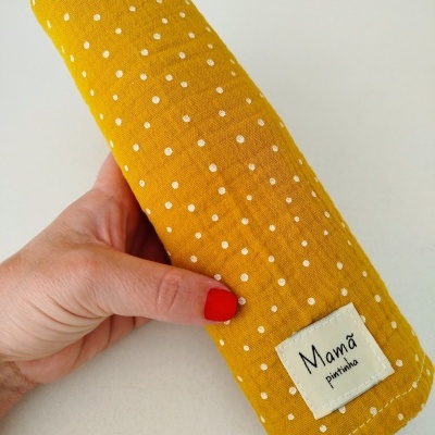 Pano amarelo mostarda com pontos brancos e etiqueta Mamã pintinha