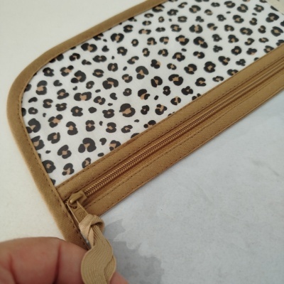 Carteira ou bolsa padrão animal com fecho castanho