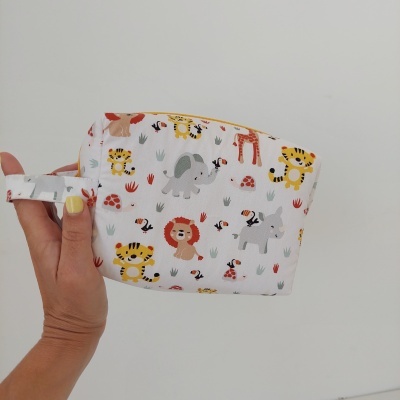 Mala pequena com padrão de animais selvagens coloridos em fundo branco