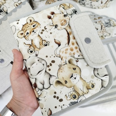 Estojo de tecido com estampado de animais bebés e fecho de aba em tecido cinzento claro