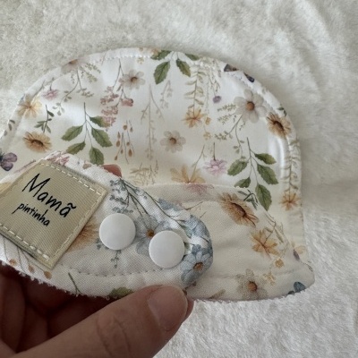 Babete tecido com padrão floral e botões