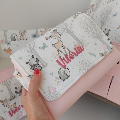 carteira pequena para bebé cor branco e rosa com desenhos de animais e nome Vitória bordado