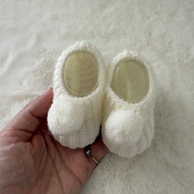 Sapatinhos de bebé brancos com pompom e solas transparentes