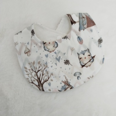 Babete para bebé branco com padrão de corujas, árvores e cogumelos