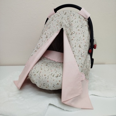 Assento de bebé com tecido floral e rosa e estrutura preta