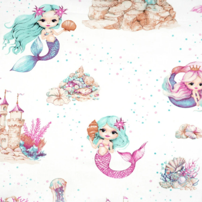Tecido branco com padrão de sereias, castelos e conchas coloridas.