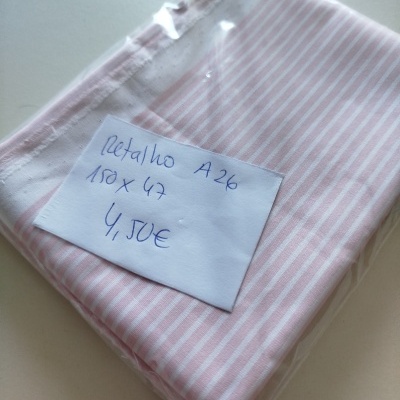 Retalho de tecido rosa com riscas finas brancas embalado em plástico