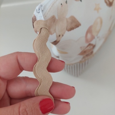 Estojo branco com padrão de pássaros castanhos e estrelas com fecho e pega bege ondulada