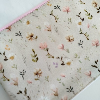 Manta ou toalha com padrão floral pastel e borda rosa