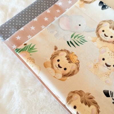 Três tecidos infantis de algodão com padrões de estrelas, bolinhas e animais em fundo claro