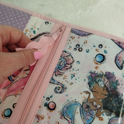 Carteira rosa com estampa de sereia colorida e fecho de correr rosa