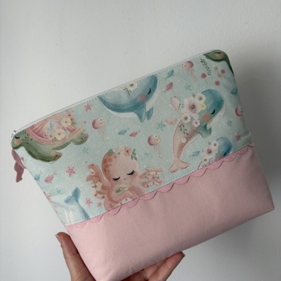 Estojo de tecido rosa com estampa de animais marinhos em tons pastel