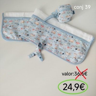 Conjunto bebé azul claro com estampa animal, duas peças com bordo azul e acessório enrolado sobre fundo branco