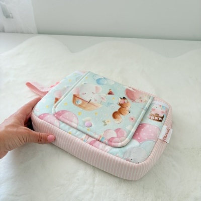 Bolsa organizadora de tecido com padrão de animais e balões em tons pastel