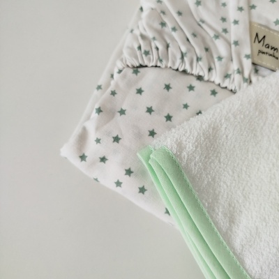 Toalha de bebê branca com estrelas verdes e borda verde clara