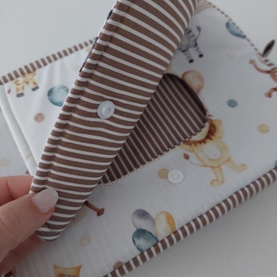 Muda-fraldas portátil com padrão de animais e riscas castanhas e brancas