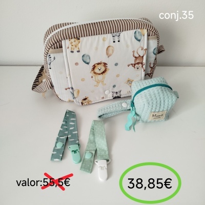 Conjunto infantil com bolsa com padrão de animais, saco azul claro e clips para chupeta verde