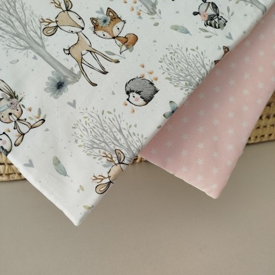tecido infantil com padrão de animais e tecido rosa com estrelas brancas