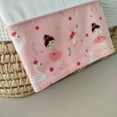 Cesta de verga com forro branco e faixa decorada cor-de-rosa com bailarina e cisnes