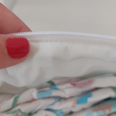 Tecido branco com costura e tecido colorido dobrado