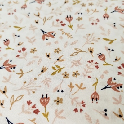 Tecido branco com padrão floral colorido miúdo