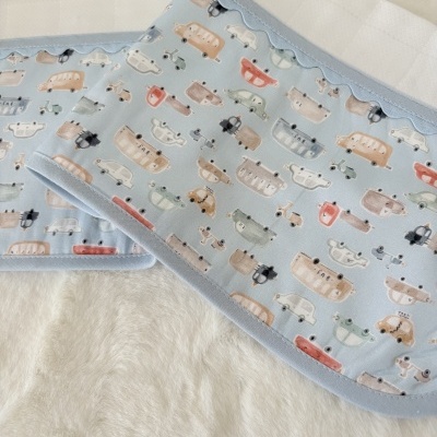 Tecidos para bebé com padrão de carrinhos e fundo azul claro