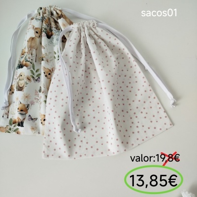 duas bolsas de tecido com cordão branco e padrões diferentes