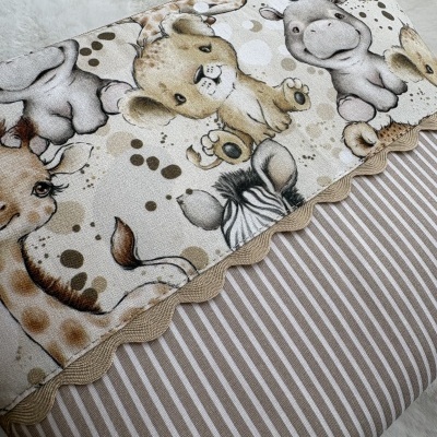 almofada decorativa com padrão de animais bebé em tons neutros