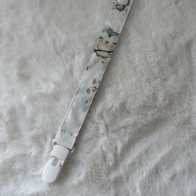 Presilha com cordão branco decorado com corujas azuis e cor-de-rosa.