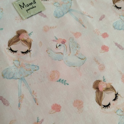 Tecido rosa claro com padrão de bailarinas, cisnes e flores.